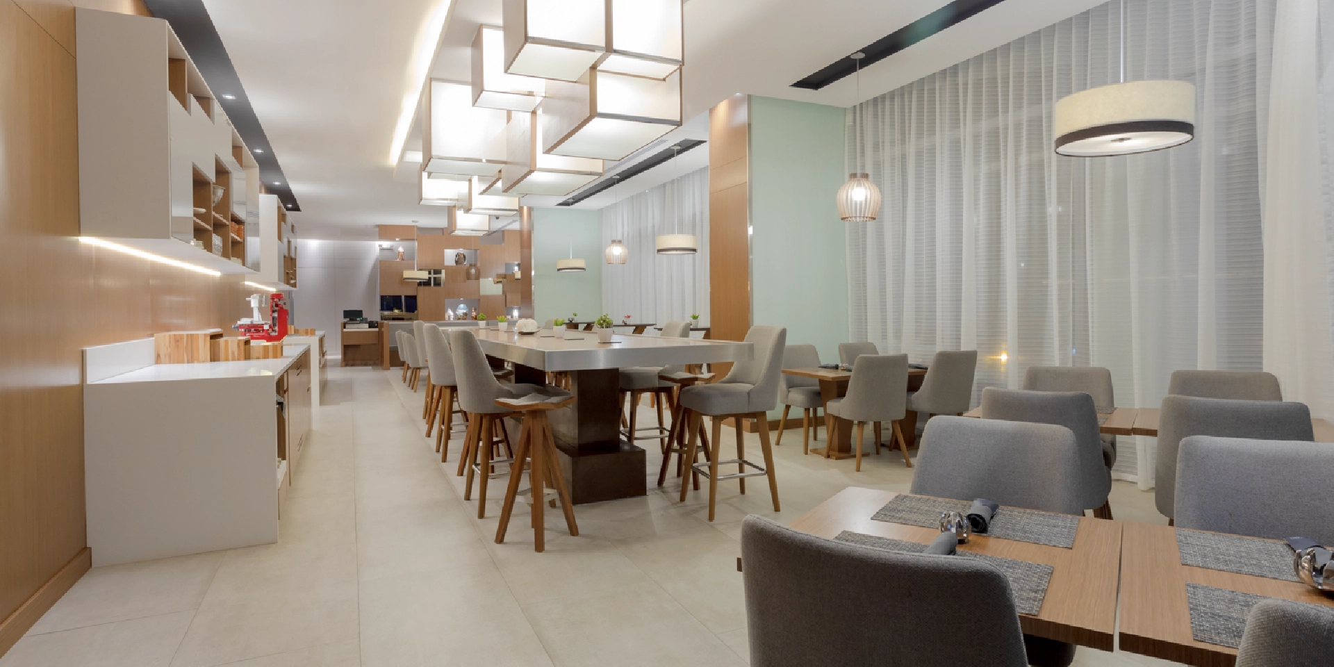 on-vacation-colombia-destino-santa-marta-hotel-acmarriott-restaurante-mesas.webp