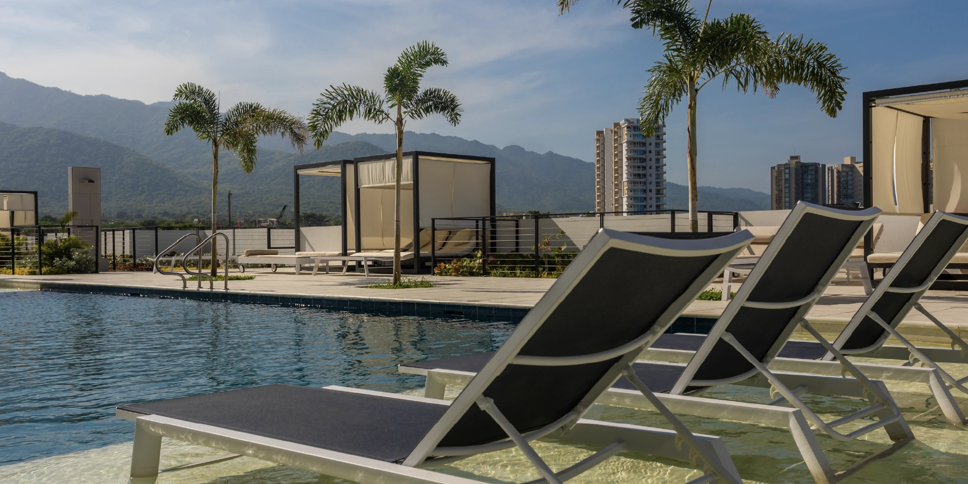 on-vacation-colombia-destino-santa-marta-hotel-portohorizonte-asoleadoras.webp