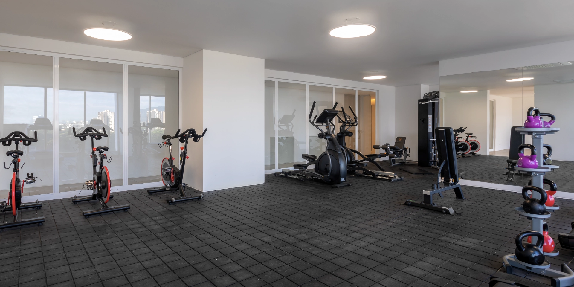 on-vacation-colombia-destino-santa-marta-hotel-portohorizonte-gimnasio-bicicletas.webp