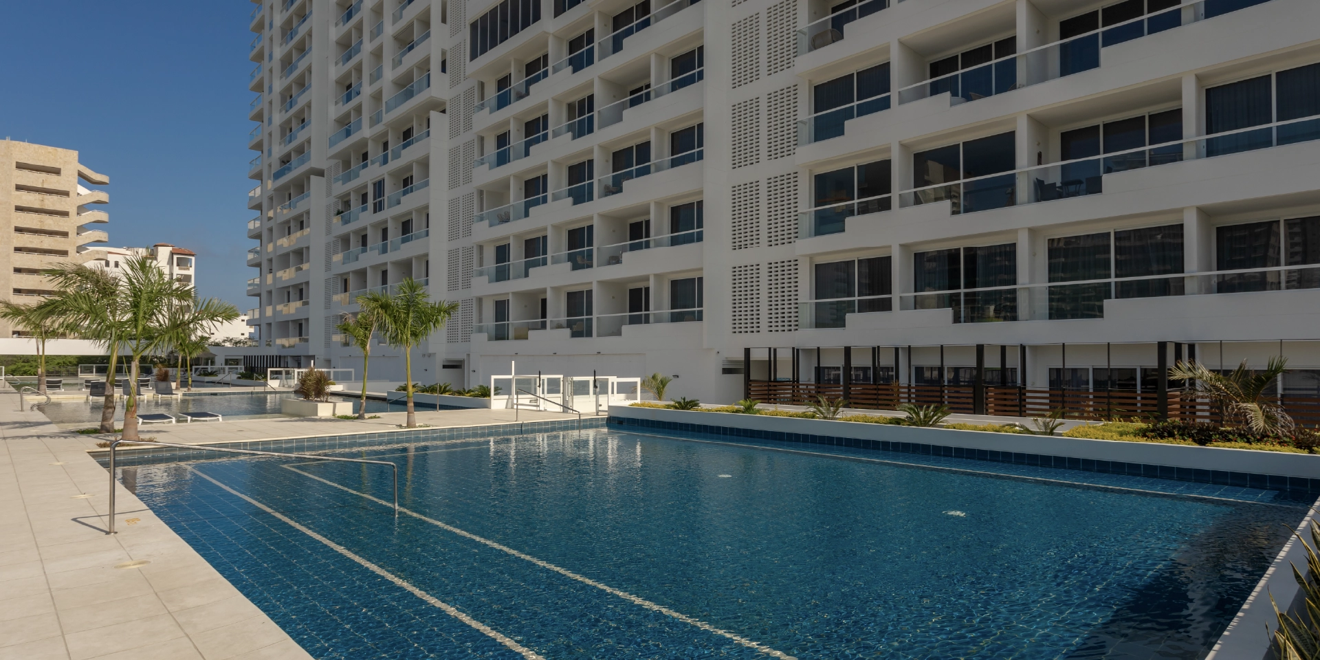on-vacation-colombia-destino-santa-marta-hotel-portohorizonte-piscina-adultos.webp