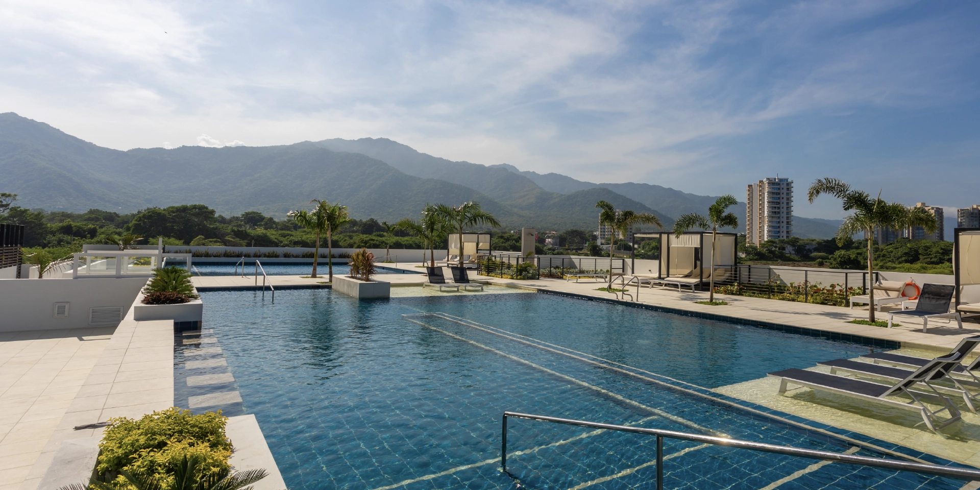 on-vacation-colombia-destino-santa-marta-hotel-portohorizonte-piscina-asoleadoras.webp