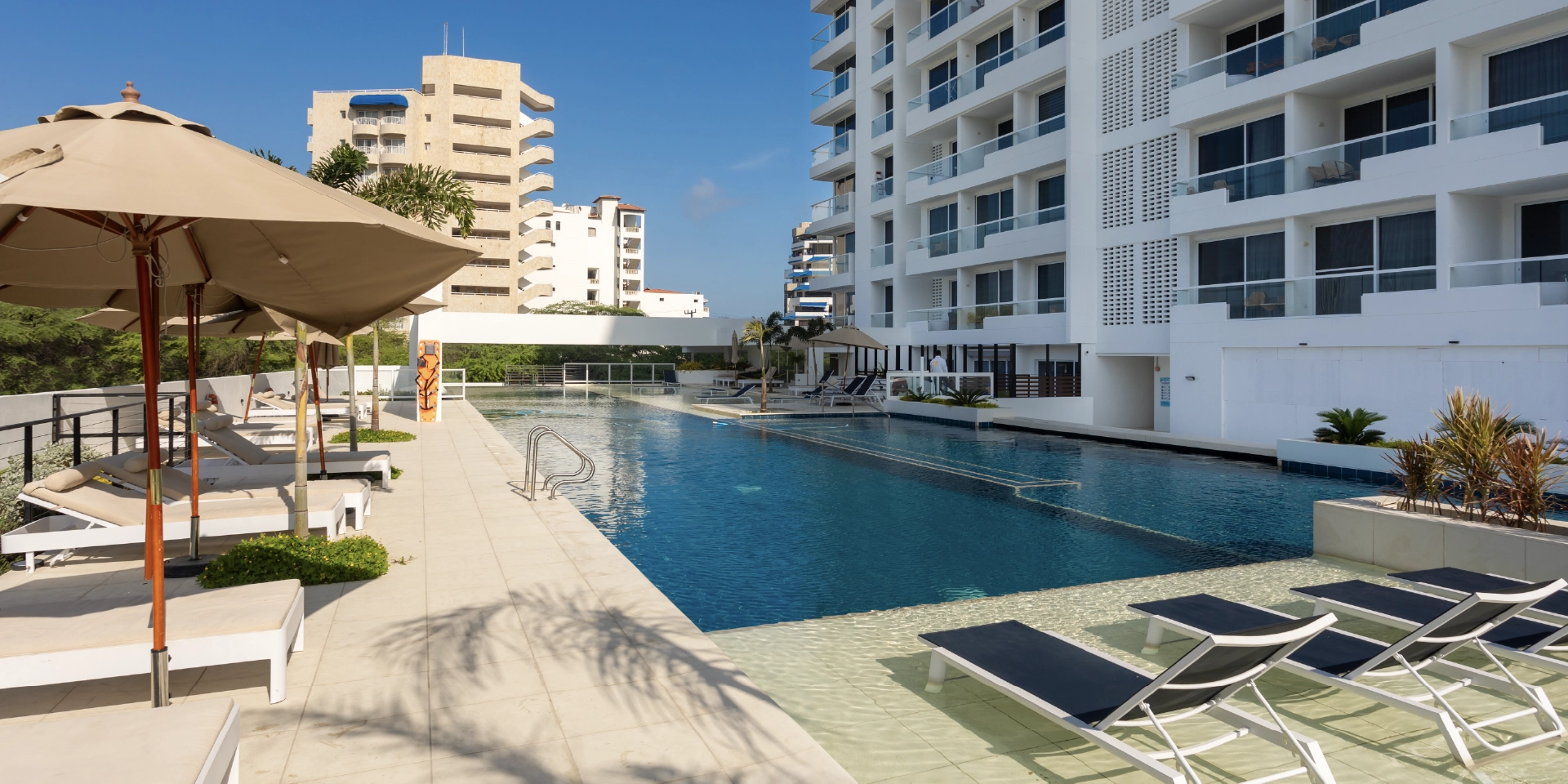 on-vacation-colombia-destino-santa-marta-hotel-portohorizonte-piscina-hotel.webp