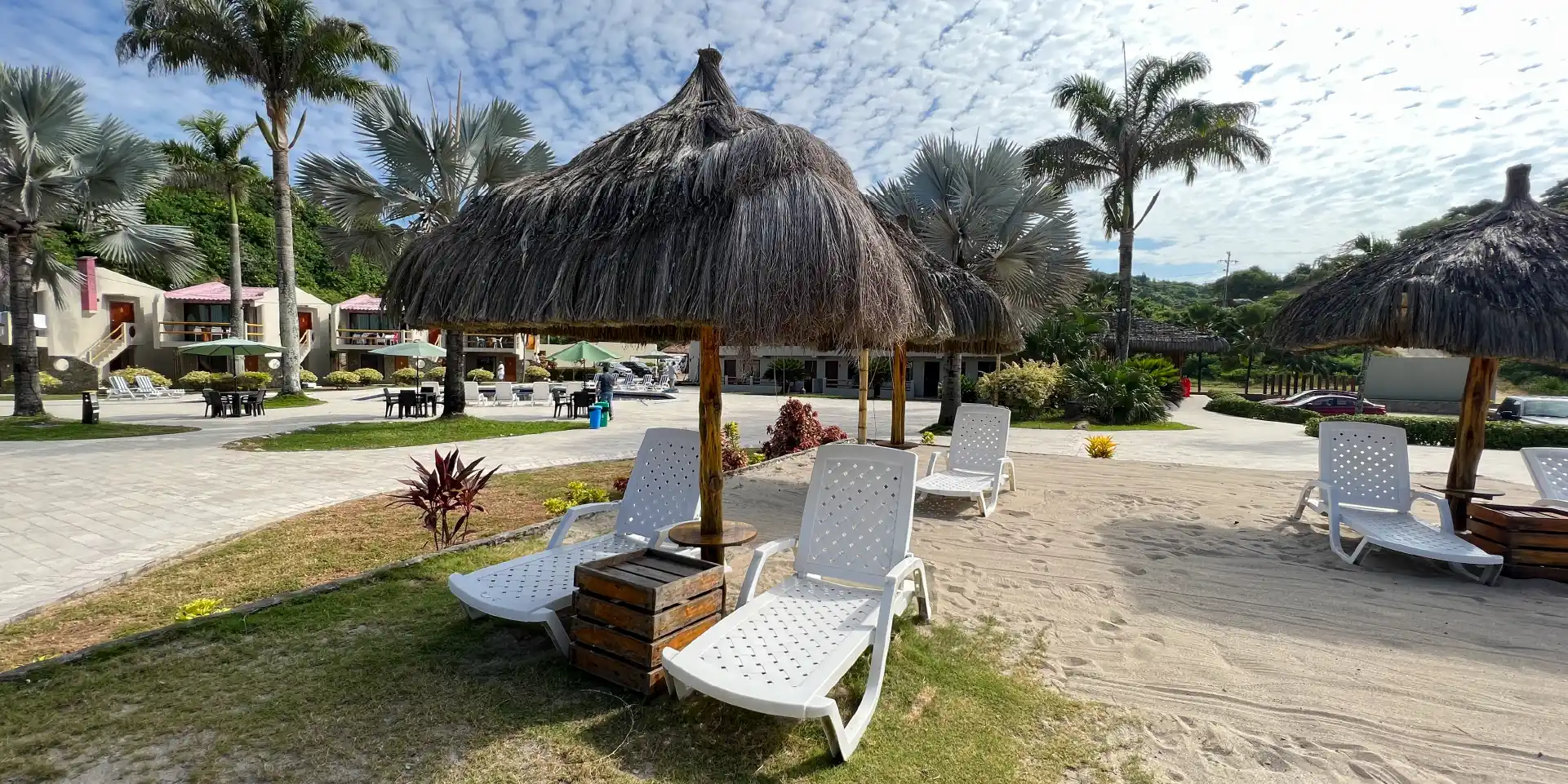 on-vacation-ecuador-montanita-hotel-howard-fachada-07.webp