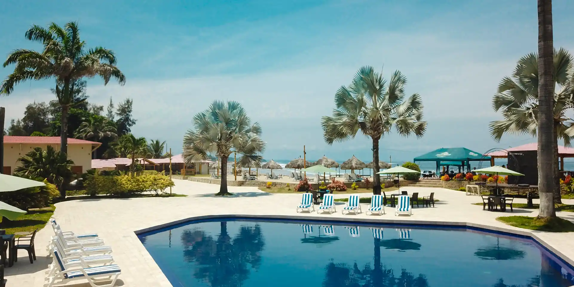 on-vacation-ecuador-montanita-hotel-howard-piscina-10.webp
