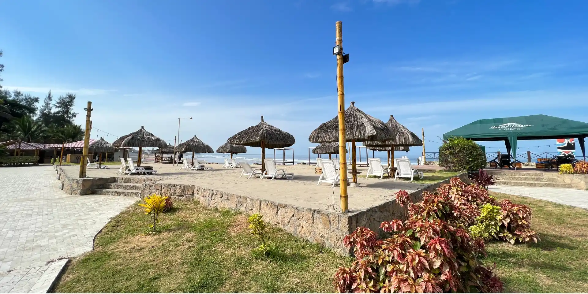 on-vacation-ecuador-montanita-hotel-howard-playa-02.webp