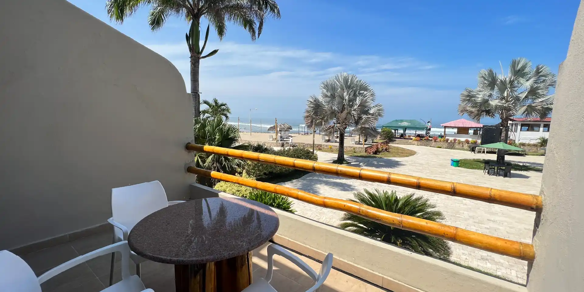 on-vacation-ecuador-montanita-hotel-howard-playa-04.webp